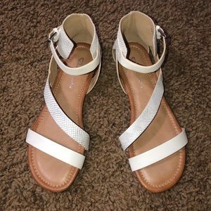 CL Laundry White Flat Sandals / Size 9